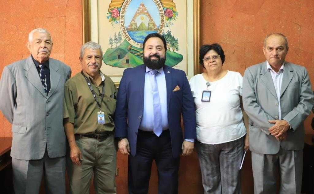 Presidente Redondo galardonó a cuatro empleados con más de 30 años de trayectoria en el Congreso del Pueblo